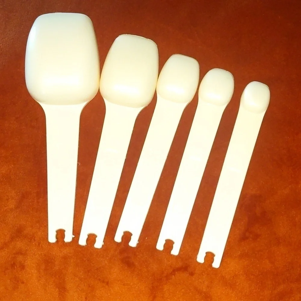 Vintage Tupperware measuring cups & spoons. All items shown-5 spoons/4 cups